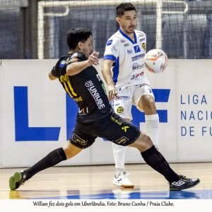 O Praia Clube (de preto) goleou o Dracena em sua última partida da fase classificatória da LNF - Foto: Bruno Cunha/Praia Clube