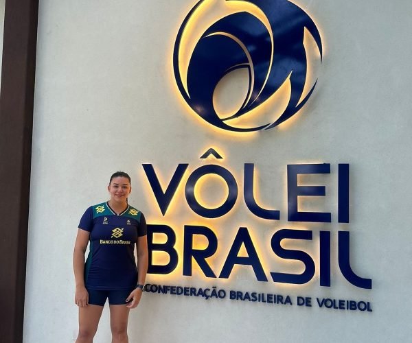 Treinadora Esther Alves, do Uirapuru Iate Clube, no Centro de Desenvolvimento de Voleibol (CDV) - Foto: Divulgação
