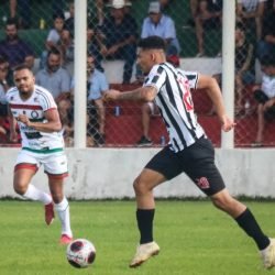 Gabriel Tota, ex-jogador profissional e símbolo de um retorno surpreendente, continua sua trajetória no futebol, mas agora no cenário amador