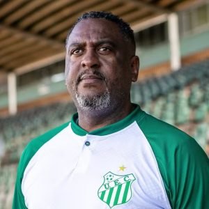 O técnico Jorge Castilho foi demitido pela diretoria do Uberlândia após goleada sofrida diante do Cruzeiro - Foto: Giovanni Mendes/UEC