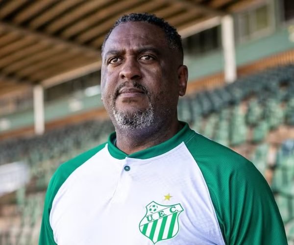 O técnico Jorge Castilho foi demitido pela diretoria do Uberlândia após goleada sofrida diante do Cruzeiro - Foto: Giovanni Mendes/UEC