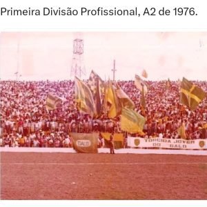 Torcida do XV de Jaú comemorando o título de 1976 - Foto: @interiodabola/Diviulgação