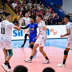 Guarulhos supera Monte Carmelo pela Superliga Masculina de Vôlei - Foto: Matheus Sciamana/Vôlei Renata