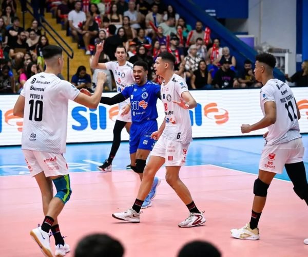Guarulhos supera Monte Carmelo pela Superliga Masculina de Vôlei - Foto: Matheus Sciamana/Vôlei Renata