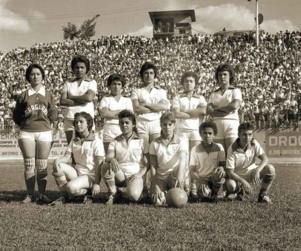 Equipe feminina do 
Araguari AC em 1958. uma das primeiras equipes do Brasil