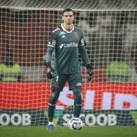 Vasco revela laudo médico que comprova lesão em Léo Jardim e questiona decisão arbitrária no jogo contra o Internacional