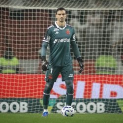 Vasco revela laudo médico que comprova lesão em Léo Jardim e questiona decisão arbitrária no jogo contra o Internacional