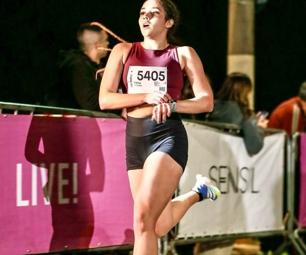 Vitória Ferreira vem se destacanado no atletismo brasileiro - Foto: @vitória_ferreiradavid