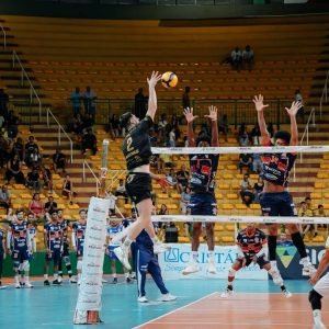 Monte Carmelo vira duelo equilibrado e estreia com vitória no Campeonato Mineiro de Vôlei