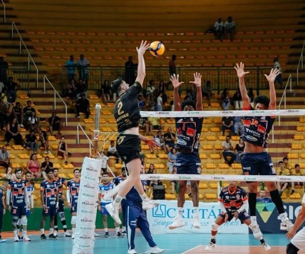 Monte Carmelo vira duelo equilibrado e estreia com vitória no Campeonato Mineiro de Vôlei