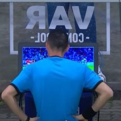 A CONMEBOL altera posicionalmento do VAR em campo que agora fica do lado oposto aos bancos de reservas - Foto/Reprodução: ESPN