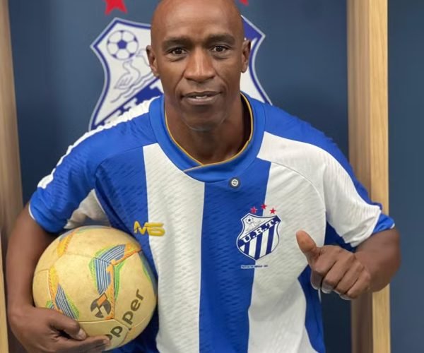 Ditinho renova com a URT e faz história no Mineiro aos 53 anos