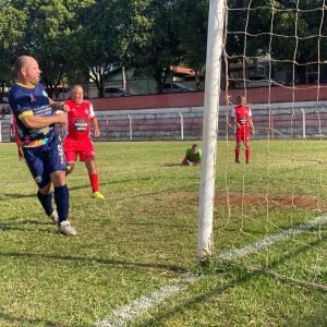 A equipe da Mogiana, não tomou conhecimento do Ipiranga (de vermelho) apliando grande goleada na primeira rodada do Campeonato de Futebol Sênior - Foto: Ronaldo/Mogiana