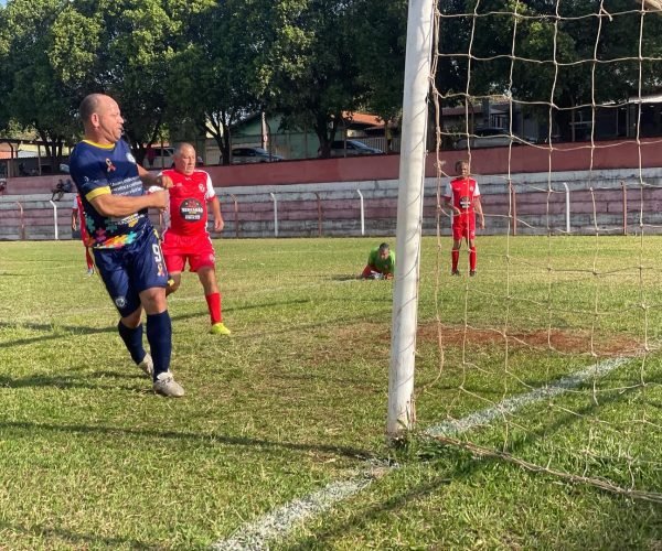 A equipe da Mogiana, não tomou conhecimento do Ipiranga (de vermelho) apliando grande goleada na primeira rodada do Campeonato de Futebol Sênior - Foto: Ronaldo/Mogiana