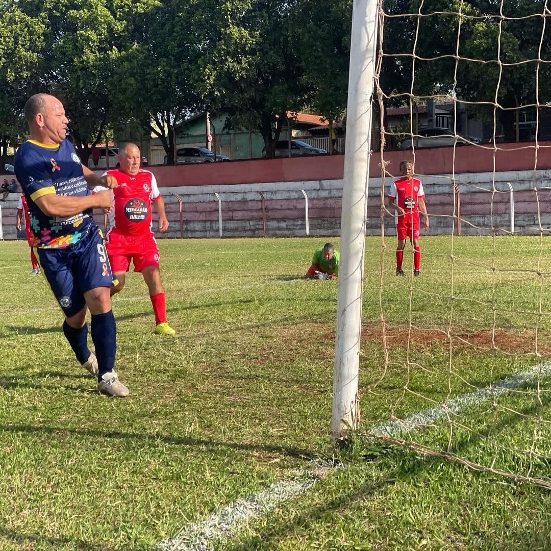 A equipe da Mogiana, não tomou conhecimento do Ipiranga (de vermelho) apliando grande goleada na primeira rodada do Campeonato de Futebol Sênior - Foto: Ronaldo/Mogiana