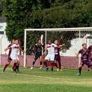 A equipe do Fabrício (de grená) recebeu no Glayer Leite o São Benedito e goleou pelo placar de 4 a 1, mesmo placar que o Jockey (de branco) fez em cima do Independente - Foto: @ecfabriciouberaba