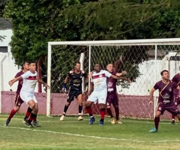 A equipe do Fabrício (de grená) recebeu no Glayer Leite o São Benedito e goleou pelo placar de 4 a 1, mesmo placar que o Jockey (de branco) fez em cima do Independente - Foto: @ecfabriciouberaba