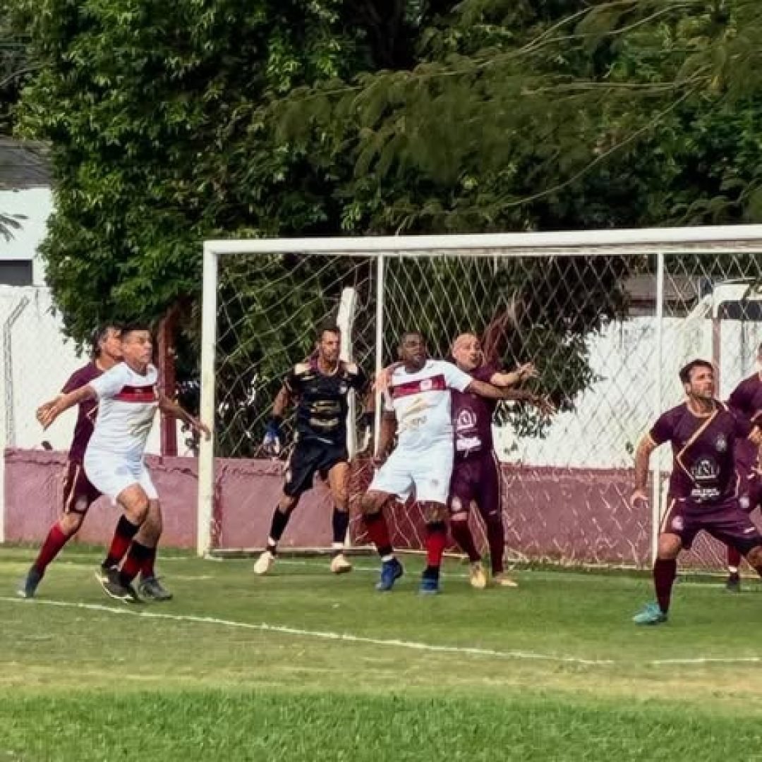 A equipe do Fabrício (de grená) recebeu no Glayer Leite o São Benedito e goleou pelo placar de 4 a 1, mesmo placar que o Jockey (de branco) fez em cima do Independente - Foto: @ecfabriciouberaba