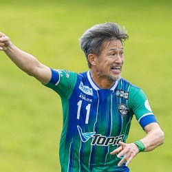 Kazuyosh Miura aos 58 anos, ainda está em atividade no futebol profissional do Japão - Foto: Kyodo News /via AP