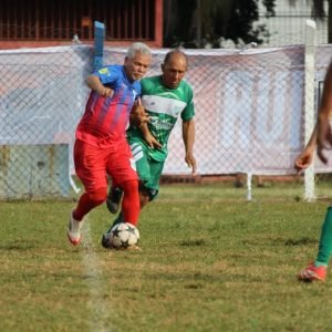 A equipe Sênior do Bom Retiro (de vermelho e azul) tem pela frente o Pinheiros pela semifinal do Super Sênior - Foto: @s.e.bomretiro