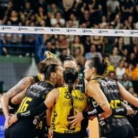 Equipe do Praia Clube em partida diante do San Martín/BOL durante o último Sul-Americano de Vôlei Feminino - Foto: Caio Campos/Minas Tênis Clube