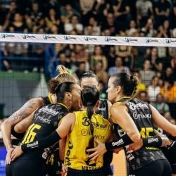 Equipe do Praia Clube em partida diante do San Martín/BOL durante o último Sul-Americano de Vôlei Feminino - Foto: Caio Campos/Minas Tênis Clube
