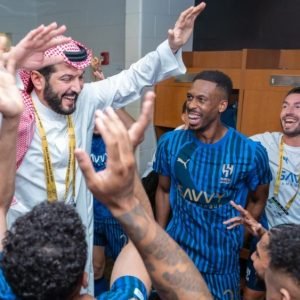 Jogadores do Al-Hilal comemoram nos vestiários, junto do presidente do clube, Fahad bin Nafel, a espetacular vitória diante do City por 4 a 2 - Foto: Reprodução/X/Al-Hilal