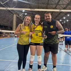 Maria Eduarda junto a seus pais - Foto: @vh_kos fotografia