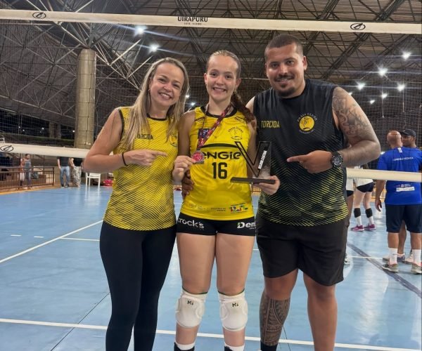 Maria Eduarda junto a seus pais - Foto: @vh_kos fotografia