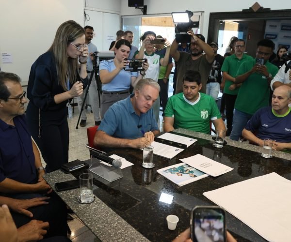 Momento da assinatura do  acordo de cooperação entre Prefeitura de Uberlândia e o Uberlândia-SAF - Foto: uberlandia.mg.gov.br/Divulgação