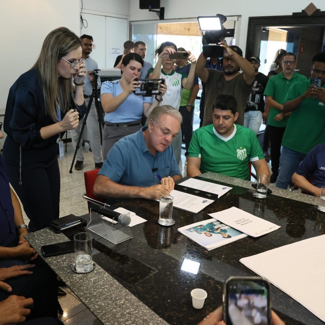 Momento da assinatura do  acordo de cooperação entre Prefeitura de Uberlândia e o Uberlândia-SAF - Foto: uberlandia.mg.gov.br/Divulgação