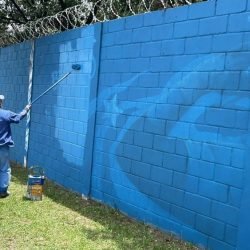 Muro com grafite do atacante Gabigol foi apagado e pintado de azul - Foto: Giovanna Rafaela Castro
