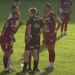 Jogadores do Patrocinense conversam com árbitro durante partida contra o North reclamando de um apito externo - Foto: Reprodução/FMF TV