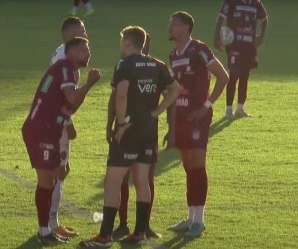 Jogadores do Patrocinense conversam com árbitro durante partida contra o North reclamando de um apito externo - Foto: Reprodução/FMF TV