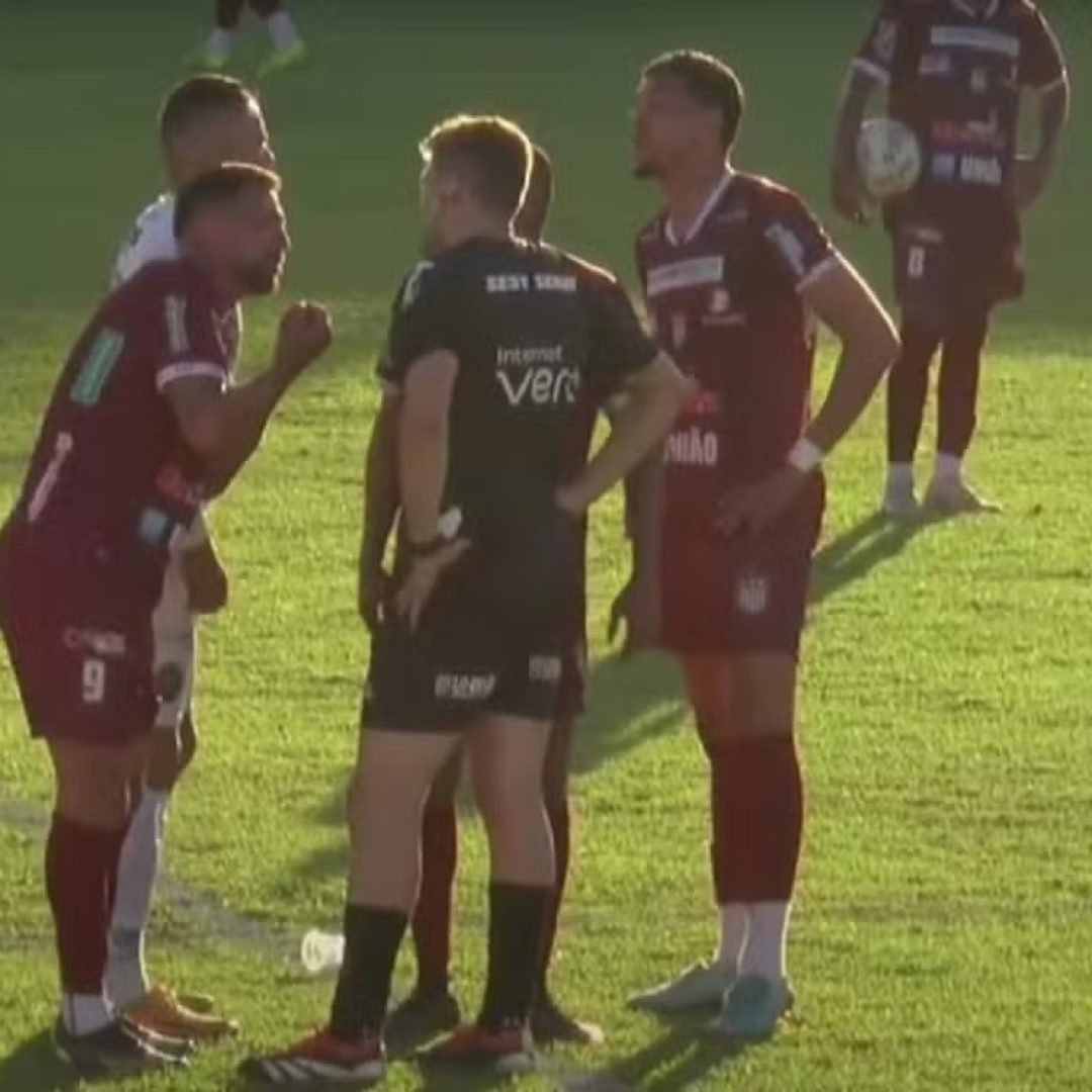 Jogadores do Patrocinense conversam com árbitro durante partida contra o North reclamando de um apito externo - Foto: Reprodução/FMF TV