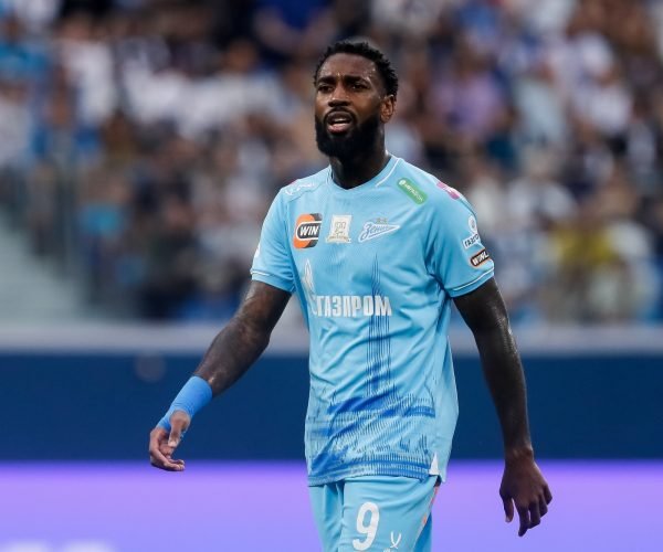 O Volante Gerson, hoje no Zenit da Rússia, pode acertar com o Cruzeiro para 2026 - Foto: Mike Kireev/NurPhoto via Getty Images