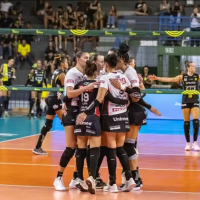 No primeiro turno o Praia Clube (de preto) venceu o Sesi-Bauru por 3 sets a 0 - Foto: Bruno Cunha/Praia Clube