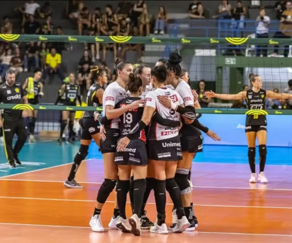 No primeiro turno o Praia Clube (de preto) venceu o Sesi-Bauru por 3 sets a 0 - Foto: Bruno Cunha/Praia Clube