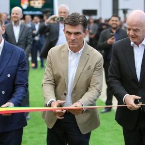 Infantino ao lado do Presidente da Conmebol, Alejandro Domínguez, e do recém-eleito presidente da Bolívia, Rodrigo Paz - Foto: Cláudio Santana - FIFA/FIFA via Getty Images
