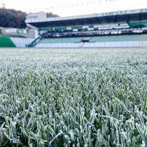 Estádio Alfredo Jaconi em Caxias do Sul/RS, amanheceu nesta terça-feira, coberto por uma camada de gelo - Foto: Fernando Alves/Juventude