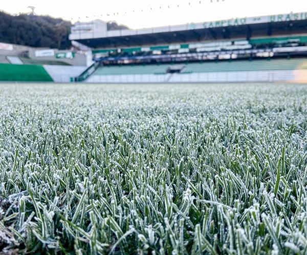 Estádio Alfredo Jaconi em Caxias do Sul/RS, amanheceu nesta terça-feira, coberto por uma camada de gelo - Foto: Fernando Alves/Juventude