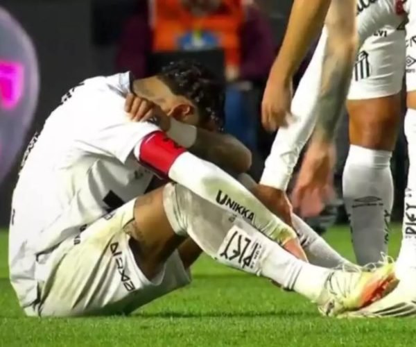 Neymar chora após derrota do Santos para o Vasco da Gama por 6 a 0 - Foto: Reprodução/Jogada 10