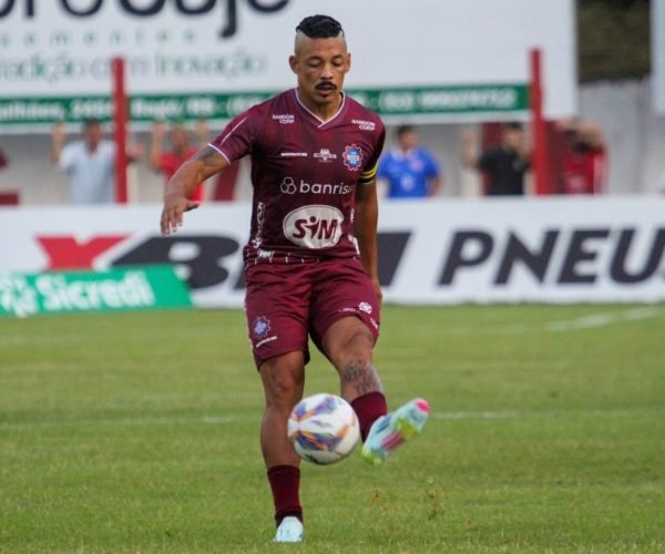 O experiênte Meia Tomas Bastos pode ser um dos reforços do Uberlândia para 2026 - Foto: Vitor Soccol/S.E.R. Caxias