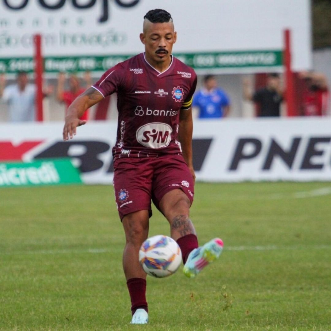 O experiênte Meia Tomas Bastos pode ser um dos reforços do Uberlândia para 2026 - Foto: Vitor Soccol/S.E.R. Caxias