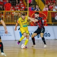 Campo Mourão goleia o Praia Clube (de amarelo) pelas Quartas de Finais da Liga Nacional de Futsal - Foto: Eloismar Fotografias