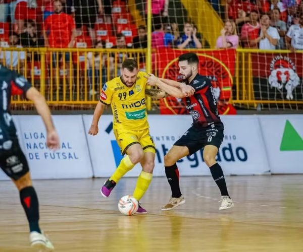 Campo Mourão goleia o Praia Clube (de amarelo) pelas Quartas de Finais da Liga Nacional de Futsal - Foto: Eloismar Fotografias