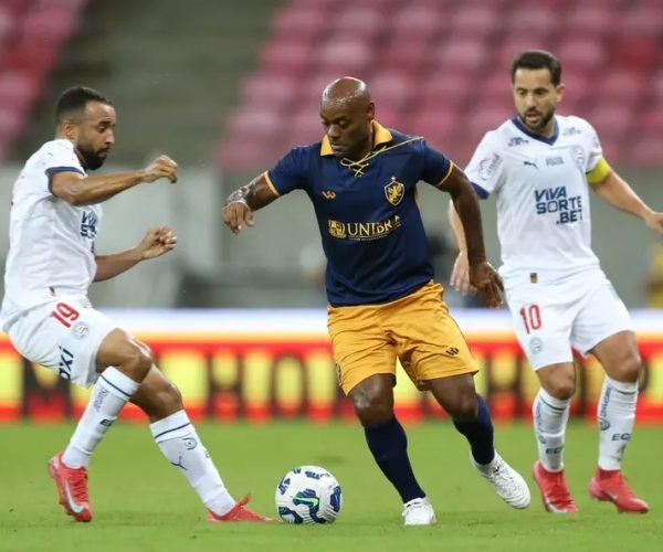 Vagner Love anuncia aposentadoria e prepara despedida oficial no futebol brasileiro