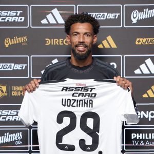 Colo-Colo apresenta Vozinha com espetáculo aéreo e surpreende torcida no Estádio Monumental