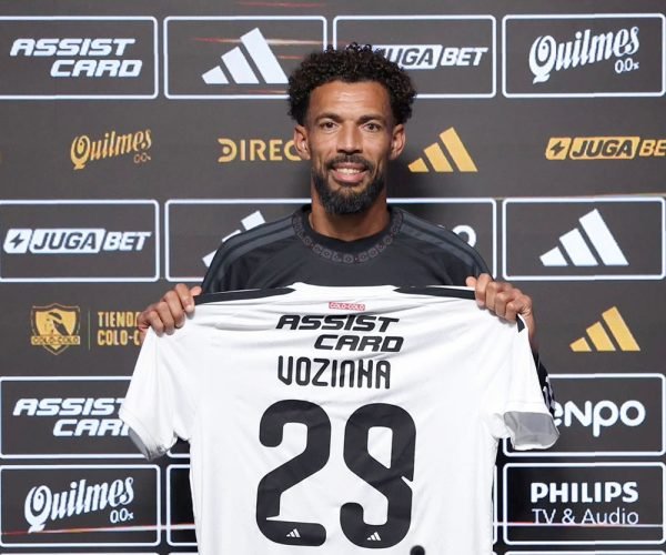 Colo-Colo apresenta Vozinha com espetáculo aéreo e surpreende torcida no Estádio Monumental