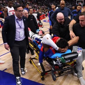 Jaden Ivey, armador do Detroit Pistons, saindo de quadra (Foto: Gregory Shamus /AFP)